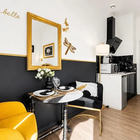 Apartmán One Minute From - Air Conditioning - Wi-fi - Tram - Fully Equipped Kitchen *