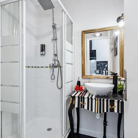 One Minute From - Air Conditioning - Wi-fi - Tram - Fully Equipped Kitchen Apartmán *