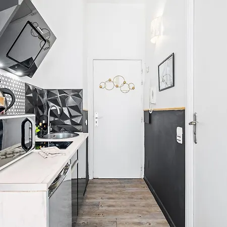 Apartmán One Minute From - Air Conditioning - Wi-fi - Tram - Fully Equipped Kitchen *