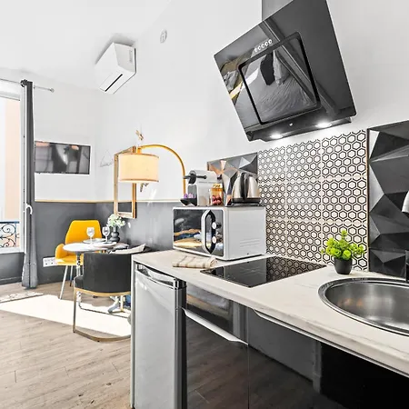 One Minute From - Air Conditioning - Wi-fi - Tram - Fully Equipped Kitchen Apartmán